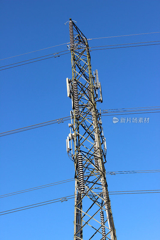 电塔/输电塔，笼，电线，绝缘体，顶部部分的图像